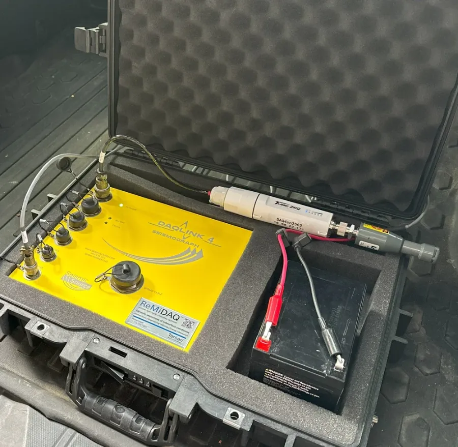 ReMi®DAQ 5 seismograph in its protective case